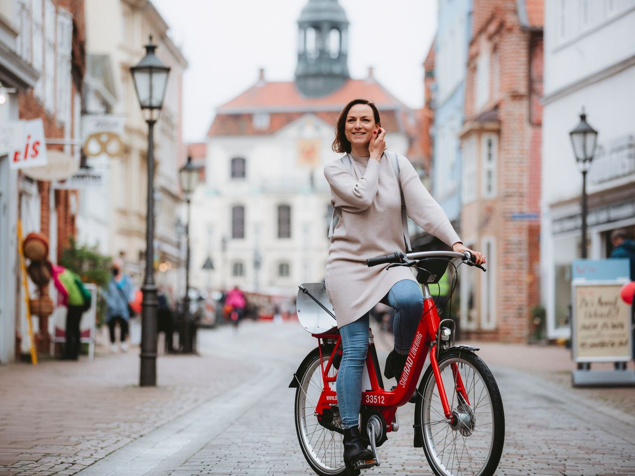 Frau auf einem Fahrrad in einer Innenstadt